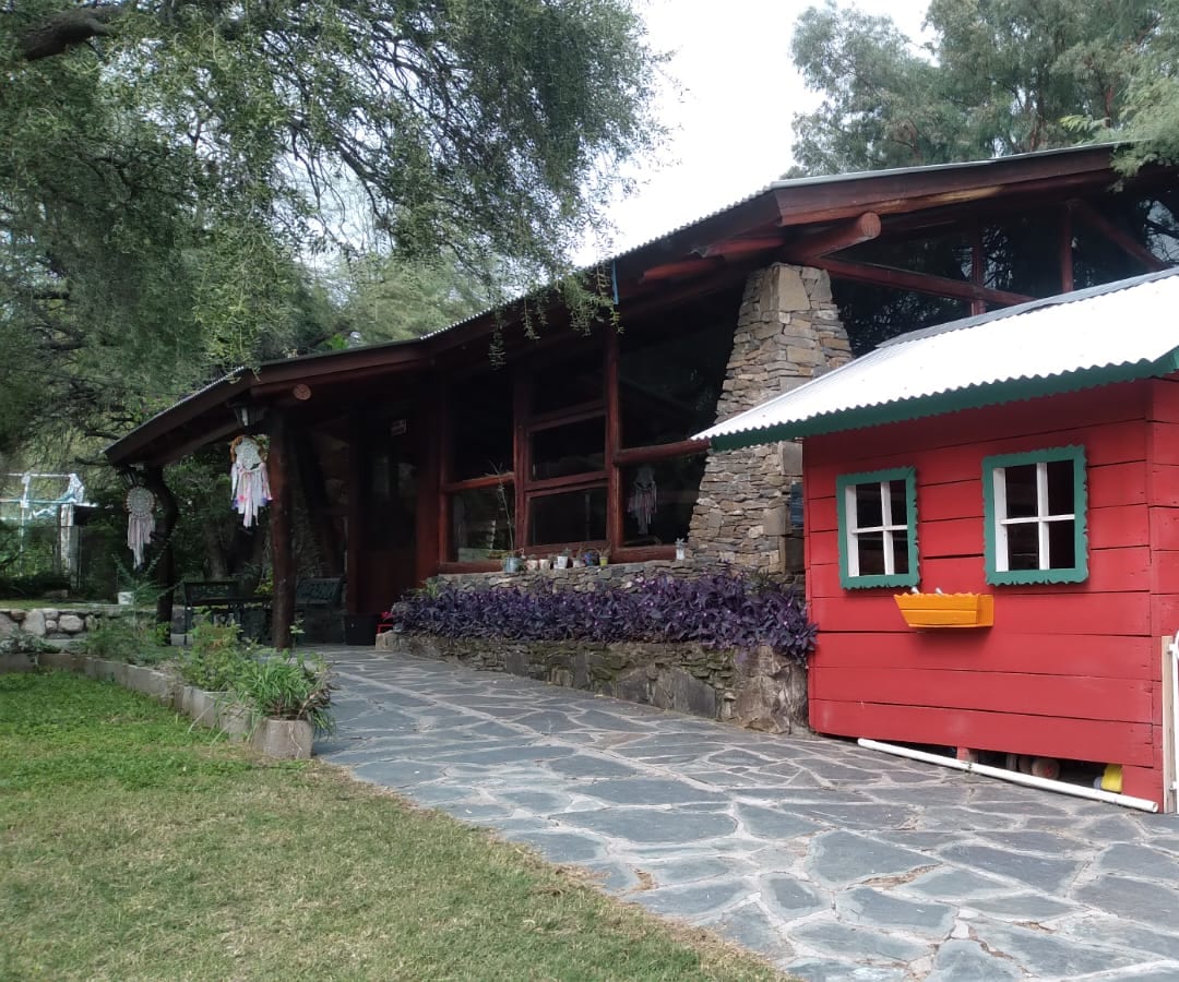 Frente del edificio principal con la casita roja de juegos