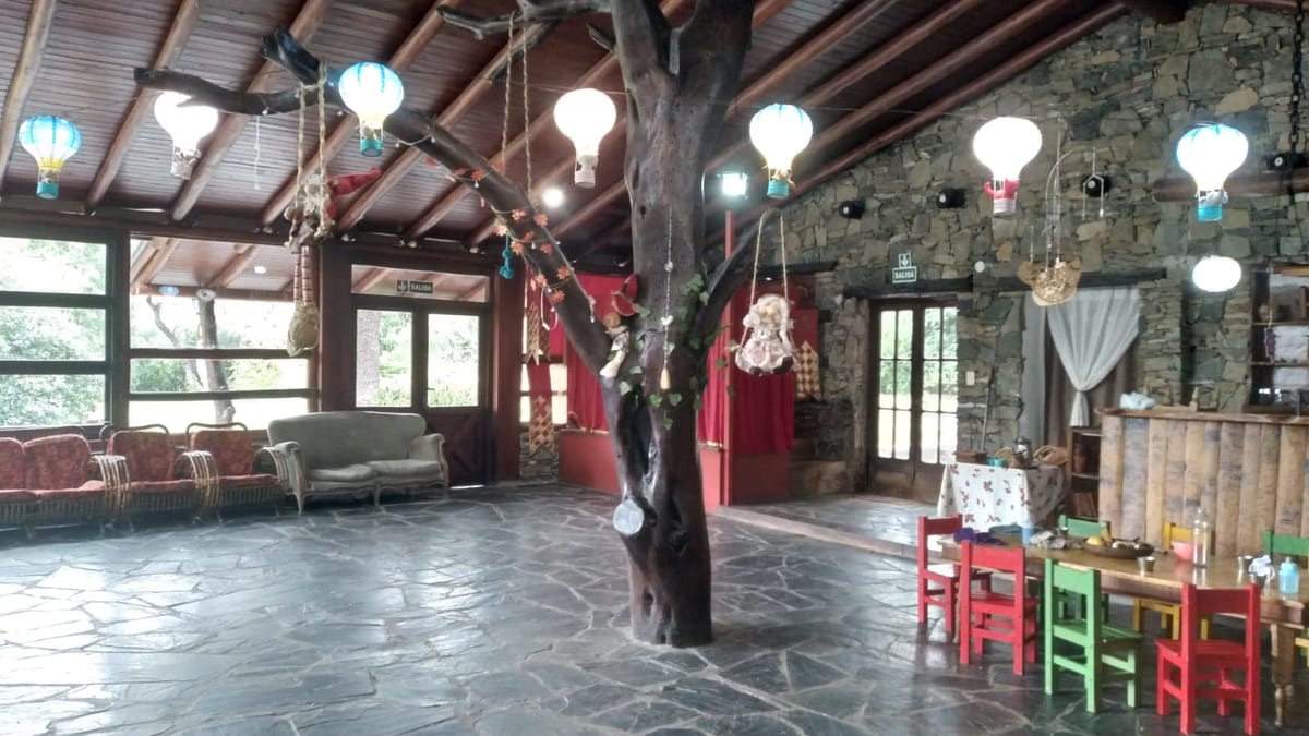 Salón del SUM con sillones, mesa y globos decorativos