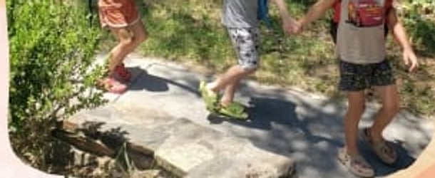 Niños tomados de la mano durante la ronda matutina