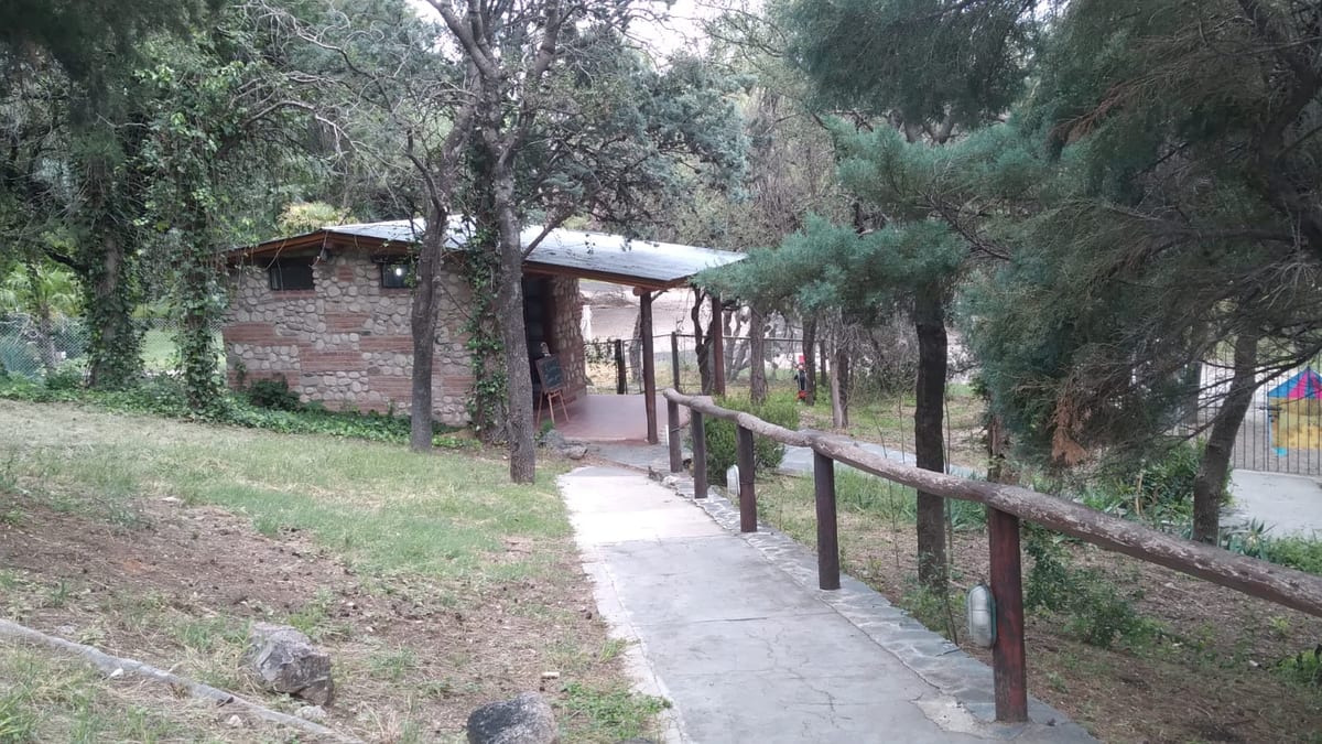 Sendero con baranda de madera hacia la salita de piedra
